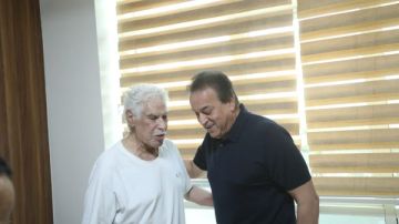 بتكليف من الرئيس ..وزير الصحة يزور حسن شحاتة للاطمئنان على حالته