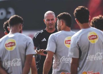 توروب يشرح أخطاء لاعبي الأهلي قبل مواجهة المصري