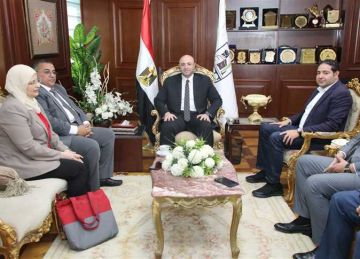محافظ بني سويف يبحث مع وفد الصناعة تطوير المناطق الصناعية وتعزيز الشراكة مع المستثمرين