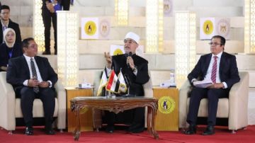 مفتي الجمهورية لطلاب الجامعات: الأمة تواجه حربا فكرية تستهدف القضاء على الهوية الدينية والوطنية مفتي الجمهورية لطلاب الجامعات: الأمة تواجه حربا فكرية تستهدف القضاء على الهوية الدينية والوطنية