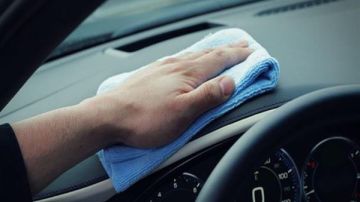إرشادات بسيطة للحفاظ على لوحة القيادة في السيارة إرشادات بسيطة للحفاظ على لوحة القيادة في السيارة