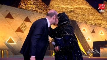 الحاجة نبيلة تقبل عمرو أديب على الهواء.. والإعلامي: واحدة هنا كمان فيديو الحاجة نبيلة تقبل عمرو أديب على الهواء.. والإعلامي: واحدة هنا كمان فيديو