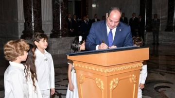 الرئيس السيسي يوقع على رسالة سلام من مصر إلى العالم خلال احتفالية وطن السلام الرئيس السيسي يوقع على رسالة سلام من مصر إلى العالم خلال احتفالية وطن السلام
