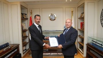 كامل الوزير يكرم سائقا لأمانته بعد تسليم حقيبة تحوي مليون جنيه