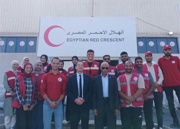 السفير الفرنسي يتفقد مخازن المساعدات بالعريش