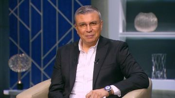 تكريم عمرو الليثي ومنحه الجائزة الدولية للتميز تكريم عمرو الليثي ومنحه الجائزة الدولية للتميز