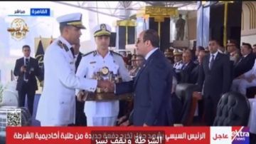 رئيس أكاديمية الشرطة يهدي الرئيس السيسي مجسما تذكاريا يجسد رموز الوطنية والتقدير رئيس أكاديمية الشرطة يهدي الرئيس السيسي مجسما تذكاريا يجسد رموز الوطنية والتقدير