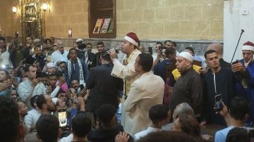 زحام في كل مكان.. الليلة الختامية لذكرى استقرار رأس الحسين بمصر شاهد