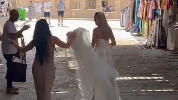 سائحة ترتدي فستان زفاف داخل معبد الكرنك بالأقصر .. والباعة يزفونها