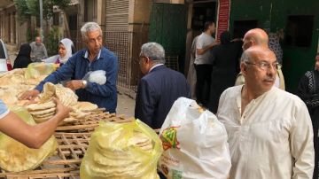 محافظ الدقهلية يتفقد عددا من المخابز ويشدد الالتزام بالأوزان والمواصفات المحددة لرغيف الخبز