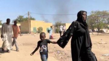 أستاذ قانون دولي: دارفور تنزف والعالم يكتفي بالمشاهدة.. والتدخل الدولي لم يعد خيارا بل واجبا أستاذ قانون دولي: دارفور تنزف والعالم يكتفي بالمشاهدة.. والتدخل الدولي لم يعد خيارا بل واجبا