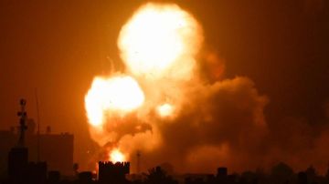 الاحتلال الإسرائيلي يشن قصفا على قطاع غزة ويستهدف مواقع في خان يونس الاحتلال الإسرائيلي يشن قصفا على قطاع غزة ويستهدف مواقع في خان يونس