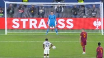 بيركي أوزير يتألق بثلاث تصديات لركلة جزاء ويقود ليل لإسقاط روما في الدوري الأوروبي