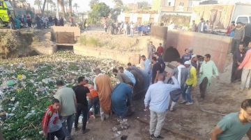 سقوط توك توك يحمل تلاميذ مدارس في مصرف بأسيوط.. صور سقوط توك توك يحمل تلاميذ مدارس في مصرف بأسيوط.. صور