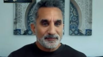 باسم يوسف يفجر مفاجأة: إسرائيل استغلت أسرار كلينتون لابتزازه سياسيا