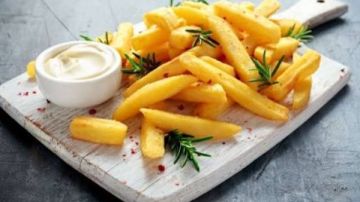 نشرة المرأة والمنوعات علامات خفية في أظافر القدمين تكشف إصابتك بسرطان الرئة.. تناول البطاطس المقلية يهدد حياة الأطفال