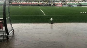 أمطار غزيرة تسقط على استاد بوجومبورا قبل مباراة الأهلي وإيجل نوار