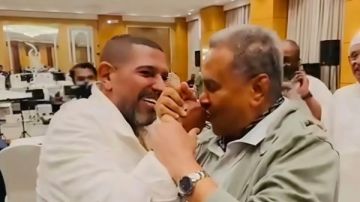 محمد عبده وهاني فرحات يتبادلان تقبيل اليد: نكيد العوازل محمد عبده وهاني فرحات يتبادلان تقبيل اليد: نكيد العوازل