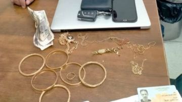 نزاهة وشرف..رجال إسعاف السويس يعثرون على مصوغات ذهبية داخل سيارة تعرضت لحادث نزاهة وشرف..رجال إسعاف السويس يعثرون على مصوغات ذهبية داخل سيارة تعرضت لحادث