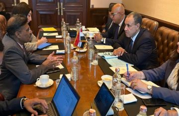 وزير الخارجية يلتقي نائب رئيس مجموعة Oberoi الهندية وزير الخارجية يلتقي نائب رئيس مجموعة Oberoi الهندية