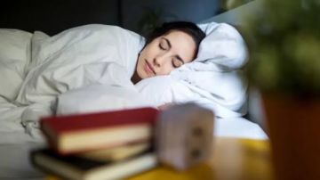 أفضل وضعيات النوم لتقليل الضغط على العمود الفقري فيديو