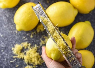 خطوات بسيطة لصنع الشاي الذهبي.. ماذا يحدث لجسمك عند تناول قشر الليمون؟