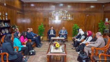 رئيس جامعة طنطا يستقبل فريق لجنة التحكيم النهائي لجوائز التميز الدخلي