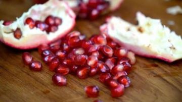 نشرة المرأة والمنوعات ماذا يحدث لجسمك عند تناول الموز يوميا.. فوائد استهلاك قشر الرمان.. كيفية التنظيف الجاف للسجاد بالمنزل