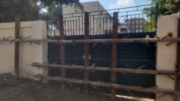 إغلاق بوابة مدرسة ابتدائية بقرية ميت بره في المنوفية بالحديد .. ما القصة؟