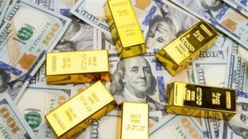 الأسواق العالمية على صفيح ساخن: تراجع الدولار وصعود الذهب والفضة
