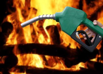  كرد فعل انتقامي من حبيبته .. عامل مصري يشعل النار في محطة وقود بلبنان