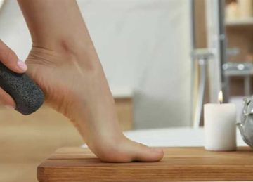 لتجنب التشققات والالتهابات.. أفضل طريقة لتقشير القدمين في المنزل