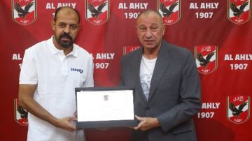 الأهلي يكرم عماد النحاس تقديرا لجهوده مع فريق الكرة.. شاهد
