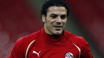 حالته صعبة.. إعلامي يثير القلق على نجم الزمالك السابق عمرو زكي