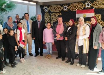 بأعلام مصر.. رئيس حي غرب الإسكندرية تشارك تلاميذ مدرسة محمد عبده الابتدائية احتفالات ذكري إنتصارات حرب أكتوبر (صور)