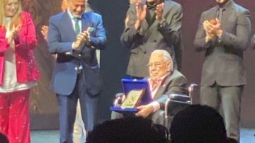 تكريم صبري عبد المنعم في مهرجان نقابة المهن التمثيلية بعد تحسن حالته الصحية