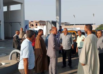 متابعة لمواقف السيارات ومحطات الوقود بالمنيا.. وملصقات للالتزام بالتعريفة الجديدة