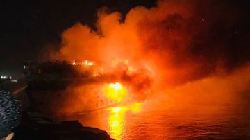 مصر.. حريق هائل يلتهم مركبة نيلية تحمل 220 سائحا (فيديو)