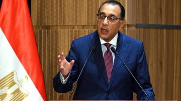 رئيس الوزراء يلتقي محافظ البنك المركزي رئيس الوزراء يلتقي محافظ البنك المركزي