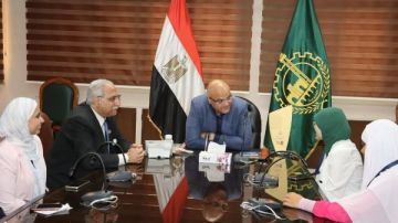 محافظ القليوبية يكرم بسملة وتغريد بعد فوزهما في تحدي القراءة العربي محافظ القليوبية يكرم بسملة وتغريد بعد فوزهما في تحدي القراءة العربي