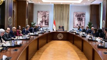 مدبولي: مهتمون بالتوسع في مشروعات الطاقة المتجددة لأهميتها في توفير استيراد المنتجات البترولية مدبولي: مهتمون بالتوسع في مشروعات الطاقة المتجددة لأهميتها في توفير استيراد المنتجات البترولية