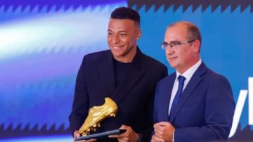 أول تعليق من مبابي بعد تسلمه جائزة الحذاء الذهبي