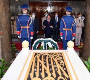 الرئيس السيسي يضع إكليلا من الزهور على ضريح الرئيس الراحل جمال عبد الناصر