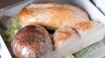 تحذير من خبراء التغذية: تجميد الخبز في الفريزر يسبب أضرارا خفية على الصحة