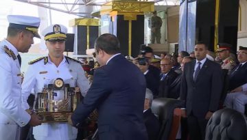 رئيس أكاديمية الشرطة يهدي الرئيس السيسي تذكارا خلال حفل تخرج دفعة جديدة بكلية الشرطة