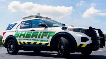 شاهد سيارة شرطة تسير دون سائق لرصد الجرائم