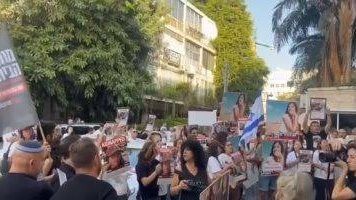 عائلات المحتجزين الإسرائيليين: حان الوقت للتوصل إلى صفقة شاملة لإعادة ذوينا