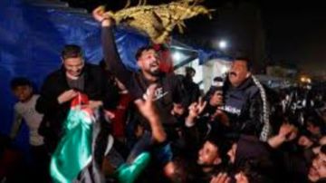احتفالات بين النازحين في مدينة غزة بعد موافقة حماس على خطة ترامب لوقف الحرب احتفالات بين النازحين في مدينة غزة بعد موافقة حماس على خطة ترامب لوقف الحرب