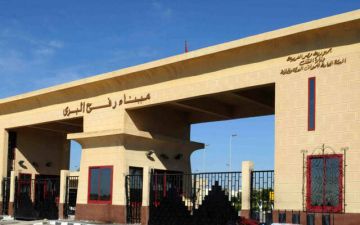  القاهرة الإخبارية : أطنان من المساعدات الغذائية تشق طريقها من مصر إلى غزة