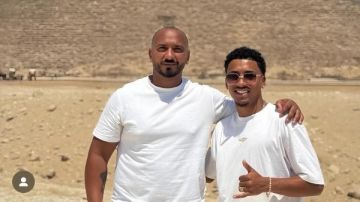 خوان بيزيرا ووالده في زيارة للأهرامات ..شاهد